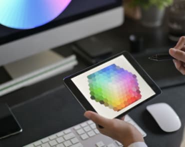 Web-дизайнер обираю кольори для макету сайту