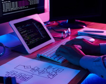 Web-розробник пише код майбутньго сайту